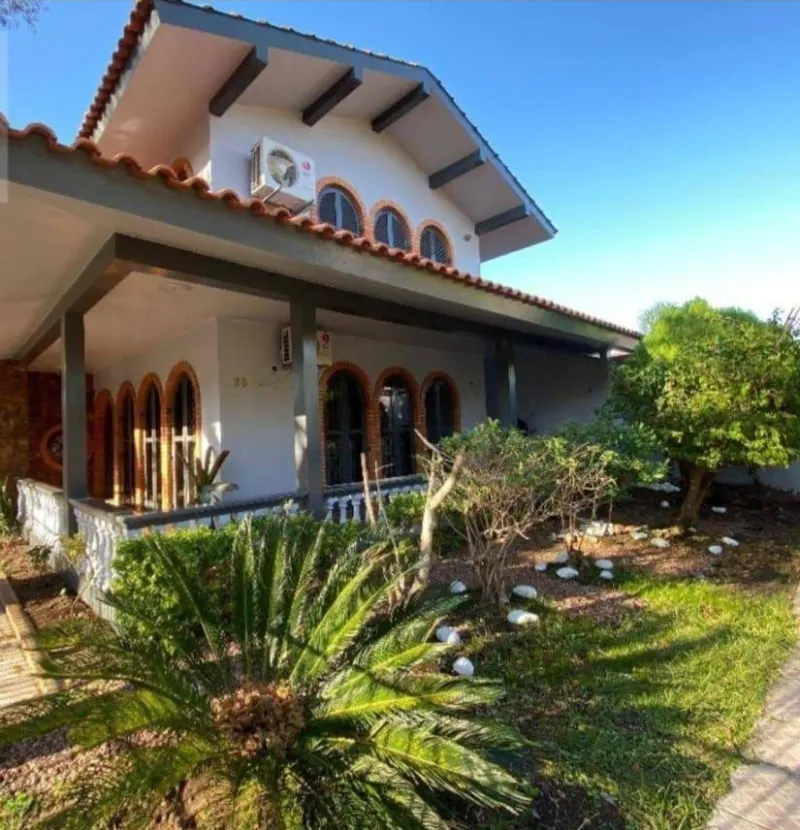 Fachada da unidade Mais Vida em Porto Alegre, com jardim à frente